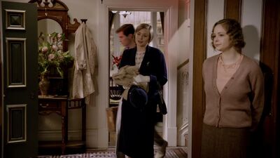 MISS_FISHERS_MURDER_MYSTERIES_-_E1X02_MURDER_ON_THE_BELLARATE_TUNNEL_106.jpg