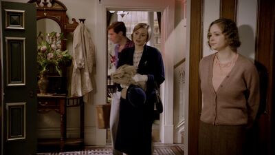 MISS_FISHERS_MURDER_MYSTERIES_-_E1X02_MURDER_ON_THE_BELLARATE_TUNNEL_107.jpg